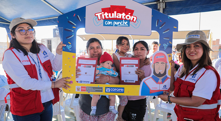 Entregan más de 1,200 títulos para familias de Nuevo Chimbote