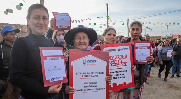 Entregan más de 1,200 títulos para familias de Nuevo Chimbote