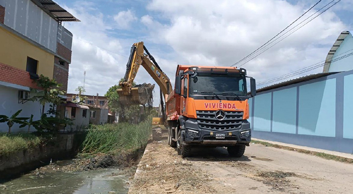 VIVIENDA realiza trabajos de limpieza en 41 km de zonas vulnerables para proteger a la población durante época de lluvias