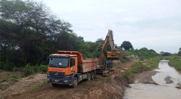 VIVIENDA realiza trabajos de limpieza en 41 km de zonas vulnerables para proteger a la población durante época de lluvias