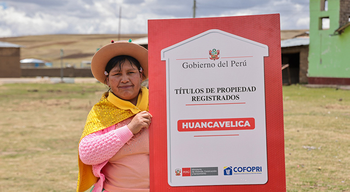 Familias del distrito de Anchonga reciben títulos de propiedad tras más de treinta años