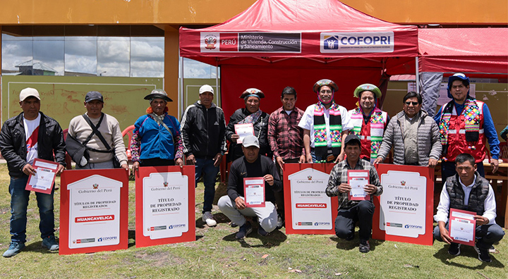 Familias del distrito de Anchonga reciben títulos de propiedad tras más de treinta años
