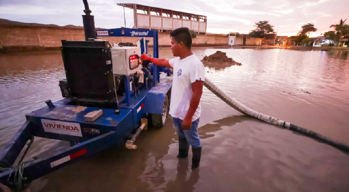 Vivienda entrega 25 motobombas para prevenir inundaciones y proteger a miles de familia