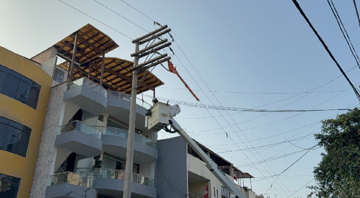 Luz del Sur retira cables de telecomunicaciones que incumplen con seguridad a la red eléctrica