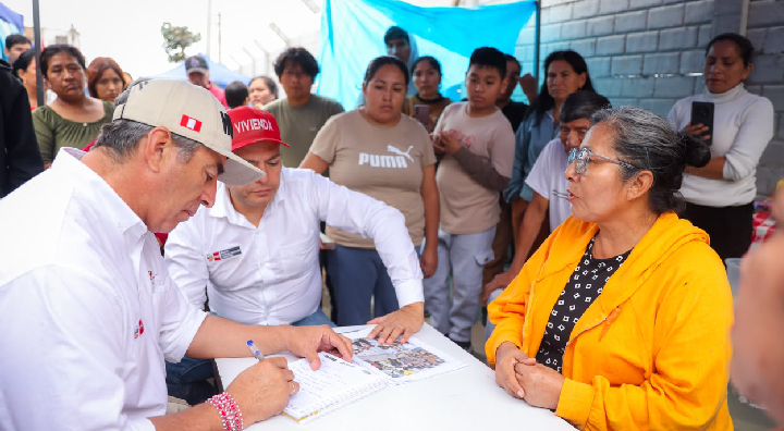 Gobierno supervisa viviendas afectadas en Villa El Salvador y mercados de Chorrillos tras intensas lluvias